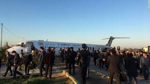 Resultado de imagen para Avión iraní se sale de la pista con 135 personas a bordo (VIDEO)