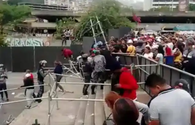 Fanáticos causaron una estampida para conseguir entradas del Caracas-Magallanes  (+Video) – Somos Noticia Col